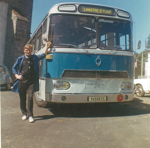 Mr Mallet posant devant son bus